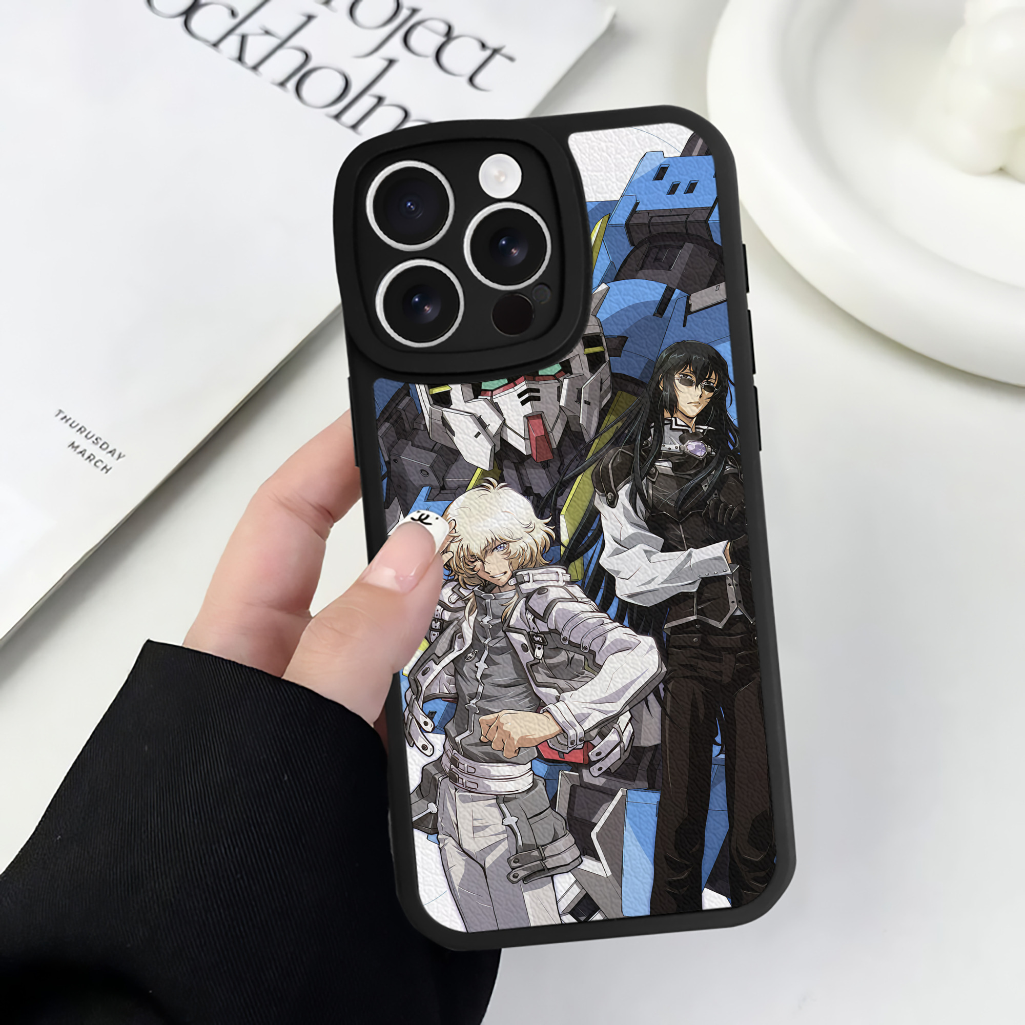 （画像用） 機動戦士ガンダム Mobile Suit Gundam 【iPhone 16シリーズ対応】シリコンスマホケース（レザー調） 材質：シリコン